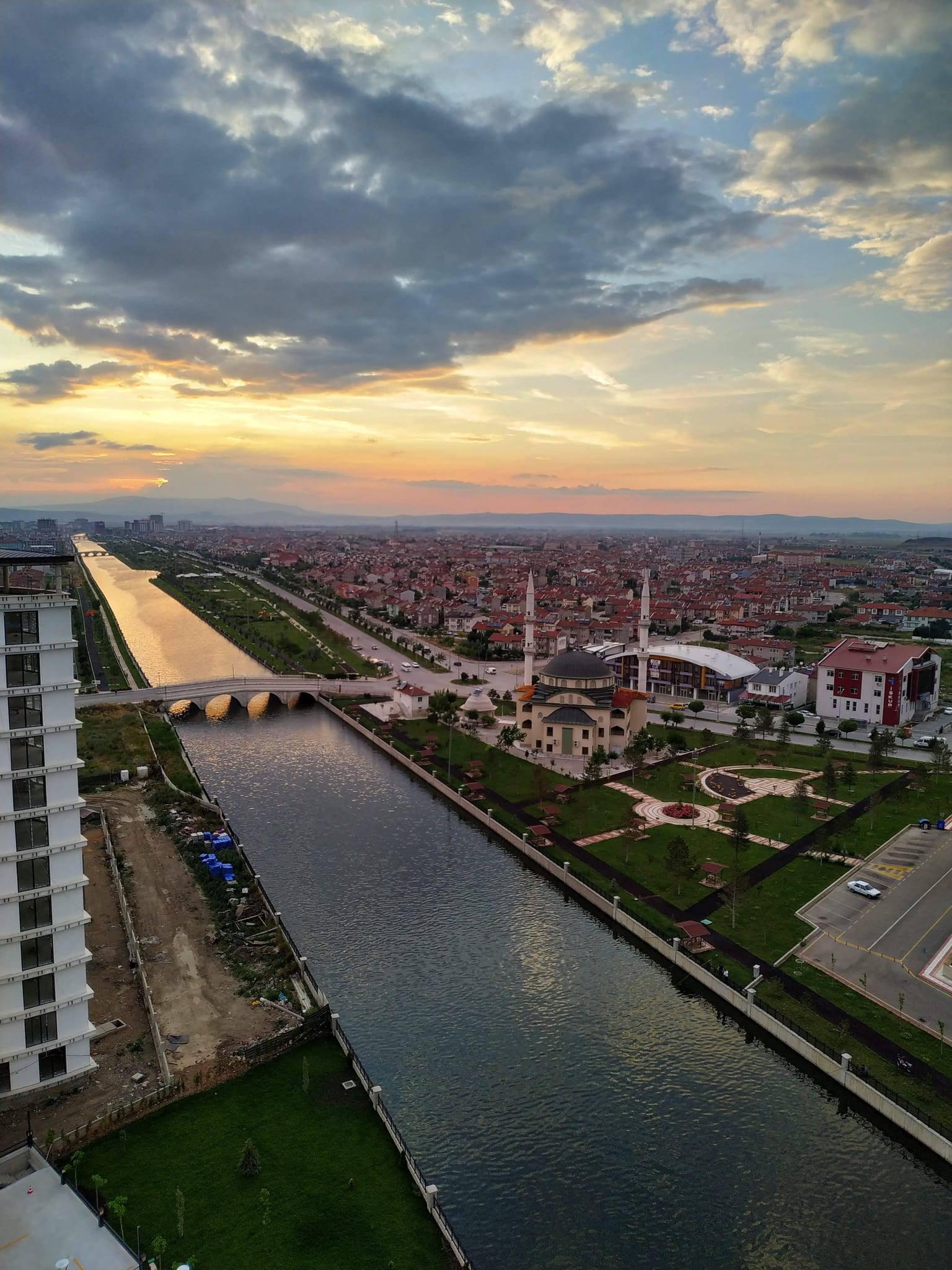 DoubleTree by Hilton Otel Tasarımı Teras Bar Manzarası