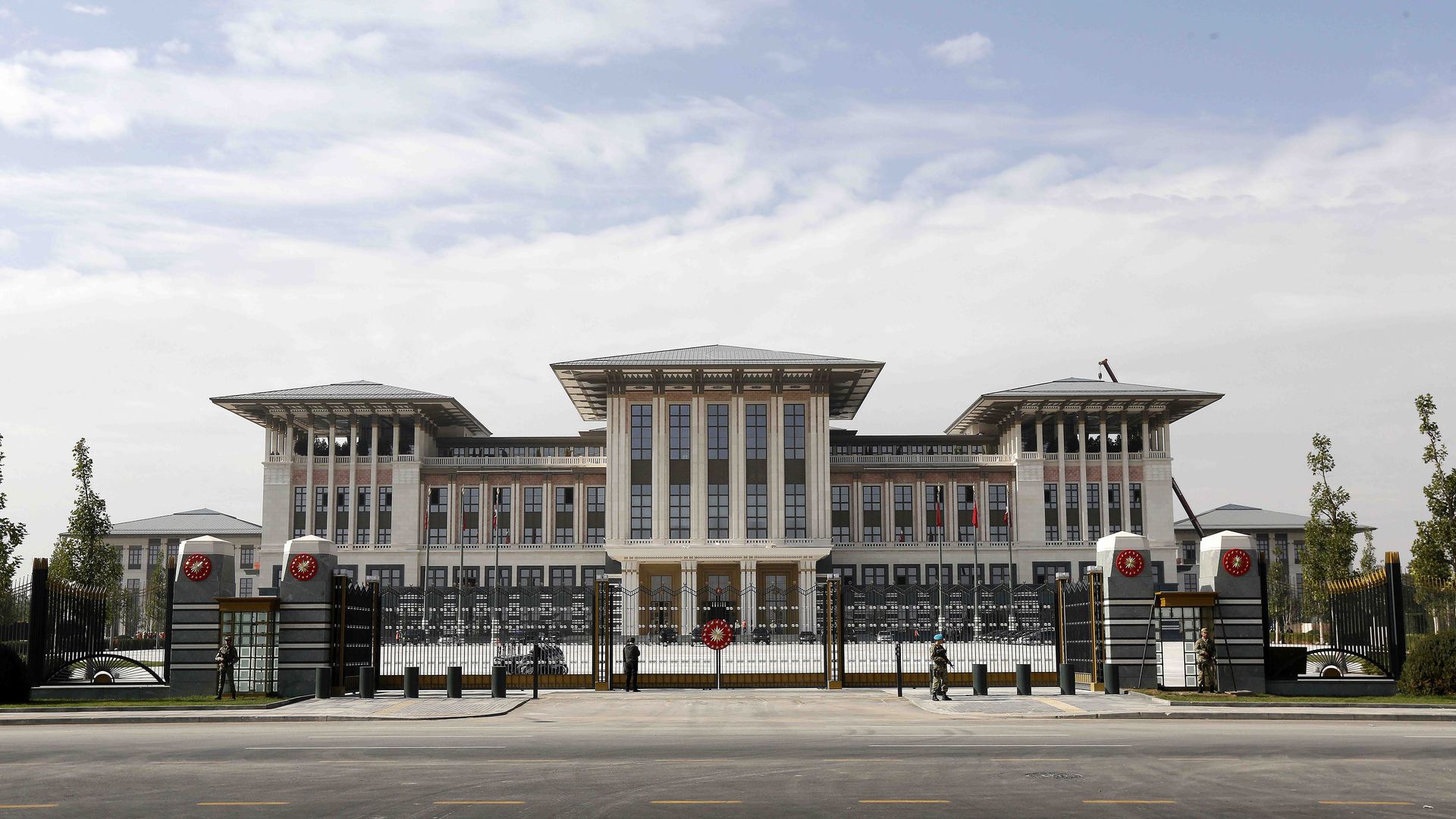 Birinci Ulusal Mimarlık Akımı örneği bina cephesi, Koç Otomotiv cephe tasarımı Konsept 3 ilham görseli