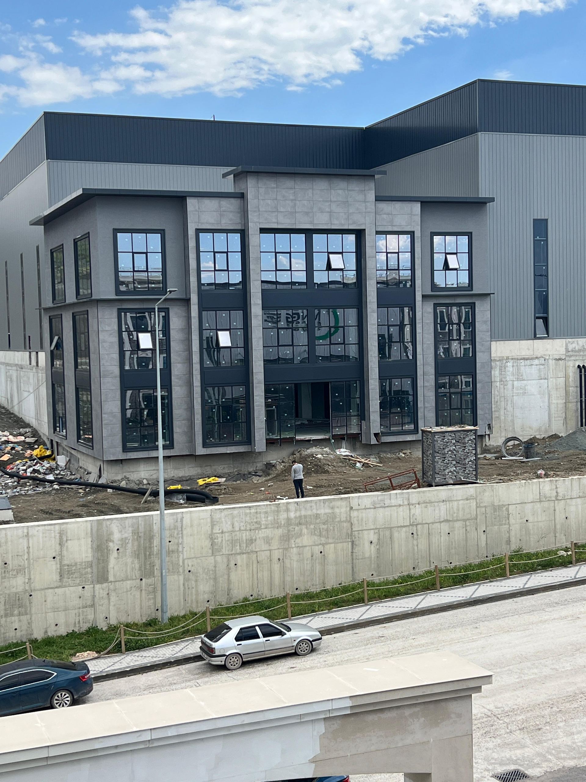 Koç Otomotiv idari bina tamamlanan cephe uygulaması, saha fotoğrafı
