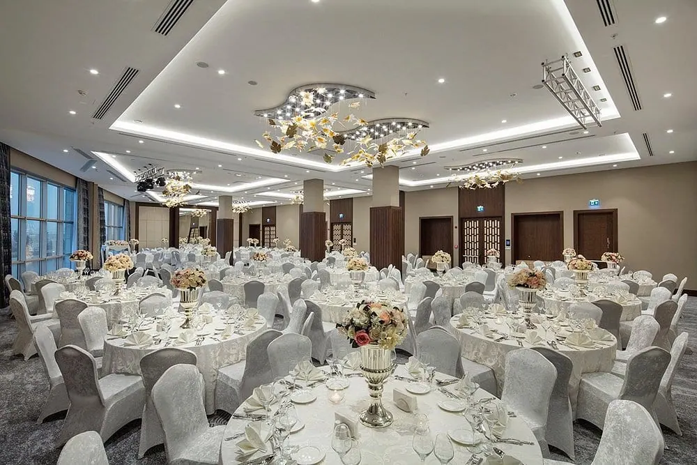 DoubleTree by Hilton Afyonkarahisar balo salonu, tavan aydınlatması ve sahne düzeni
