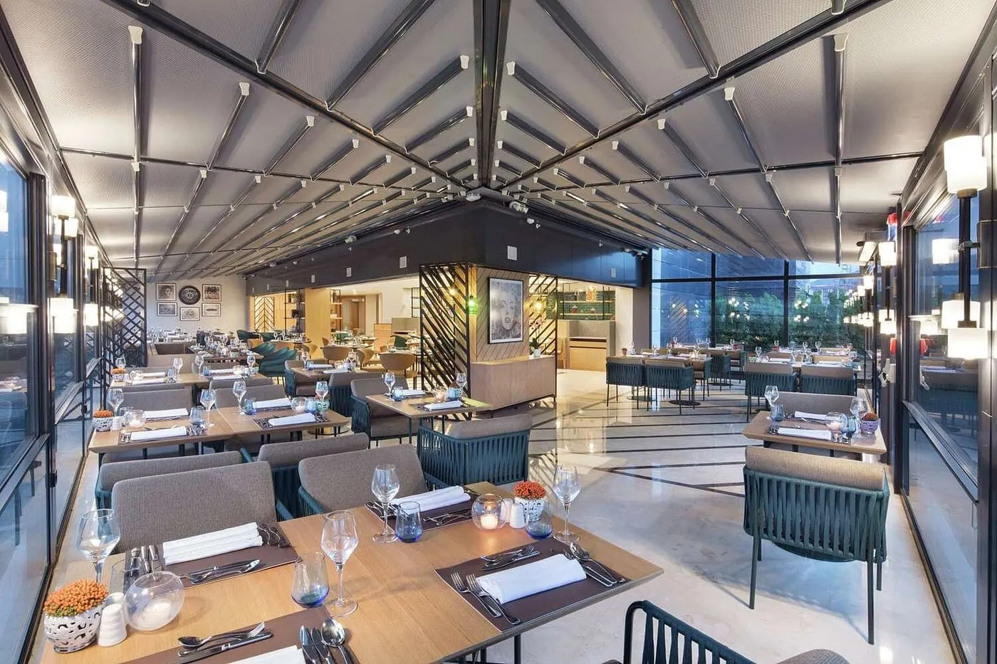 Afyon DTBH restoranın açık alan oturma bölümü